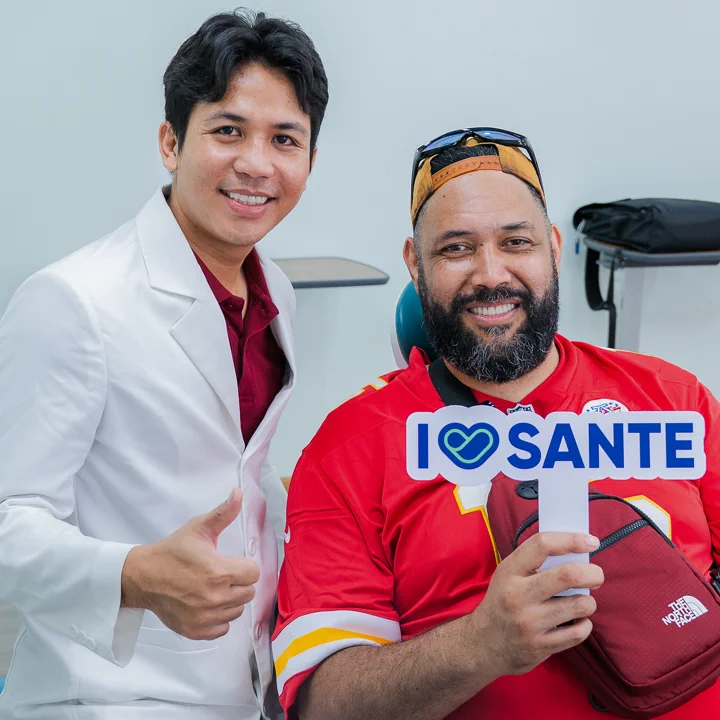 Bác sĩ Sante chụp ảnh cùng khách hàng sau điều trị Implant tại Nha khoa Bệnh viện Quốc tế Sante