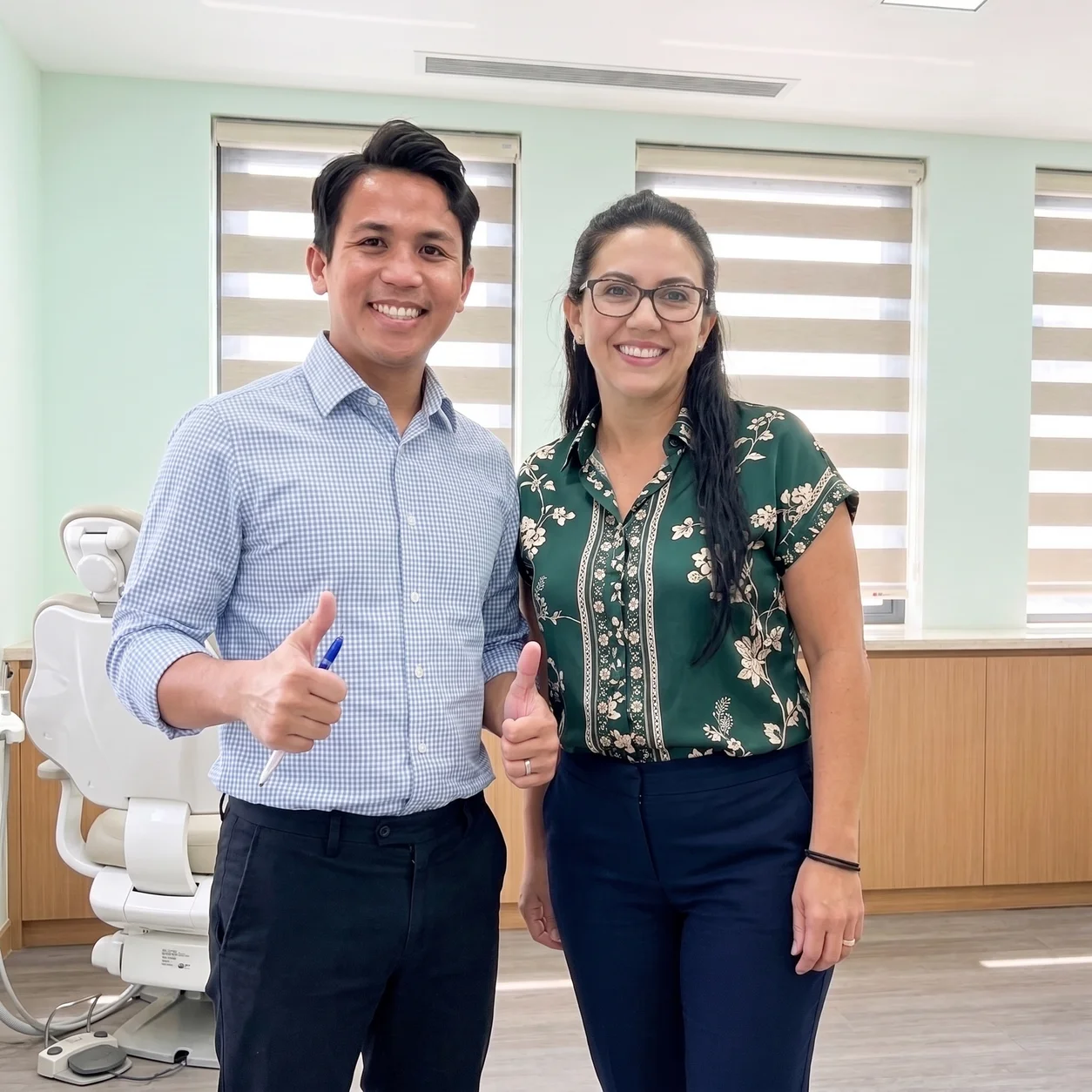 Khách hàng được bác sĩ thăm khám và tư vấn trực quan tại phòng điều trị Bệnh viện Sante