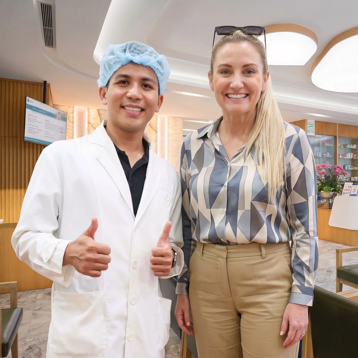 Khách hàng trải nghiệm dịch vụ nha khoa thẩm mỹ cao cấp tại Bệnh viện Sante