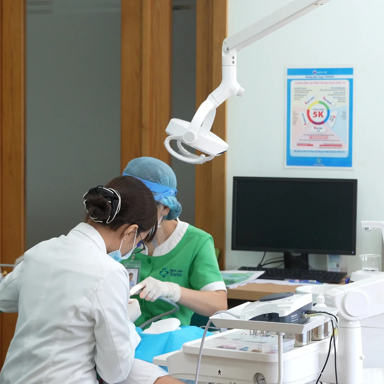 Bác sĩ nha khoa Sante thực hiện quy trình điều trị chuyên sâu cho khách hàng