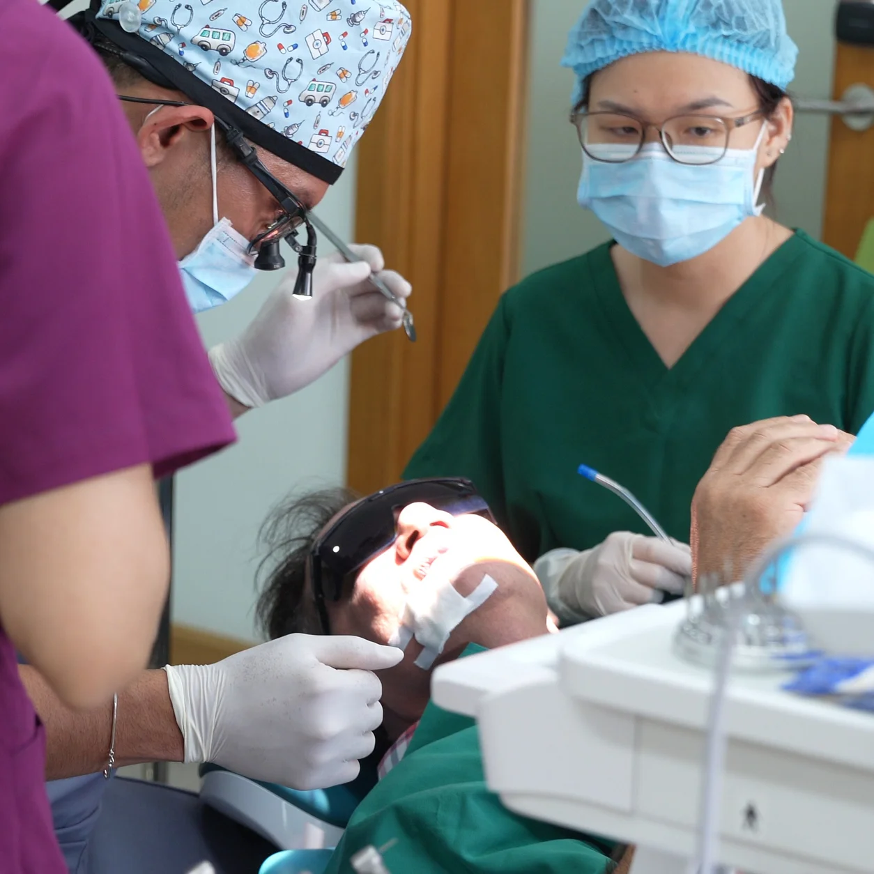 Đội ngũ bác sĩ Bệnh viện Sante hội chẩn và thực hiện kỹ thuật lâm sàng