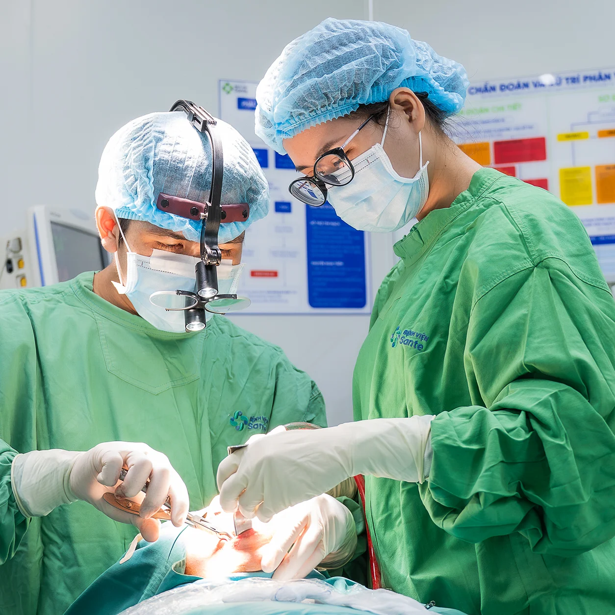 Kíp mổ Bệnh viện Sante thực hiện cấy ghép Implant trong phòng phẫu thuật vô trùng