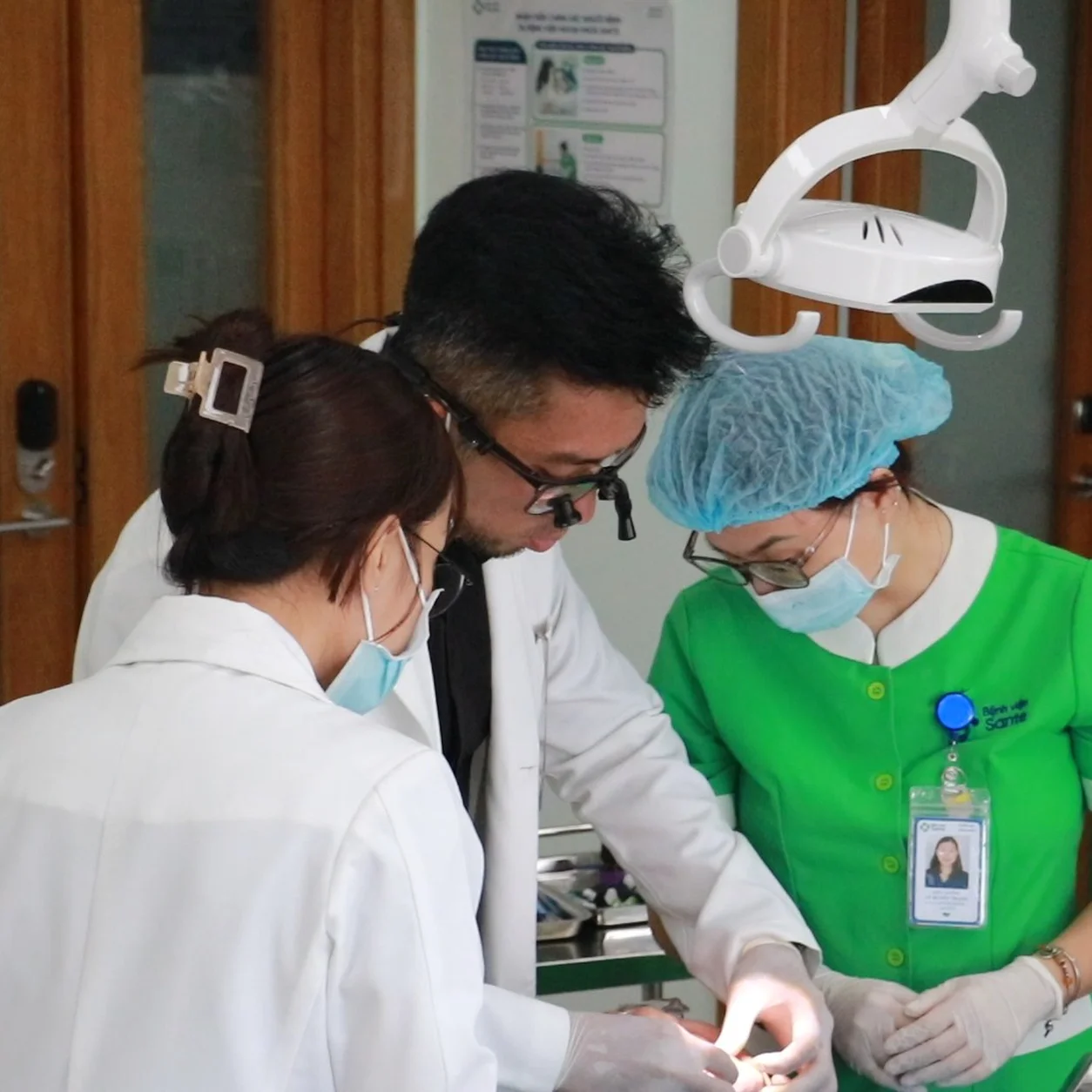 Bác sĩ nha khoa Sante kiểm tra và thực hiện điều trị trực quan