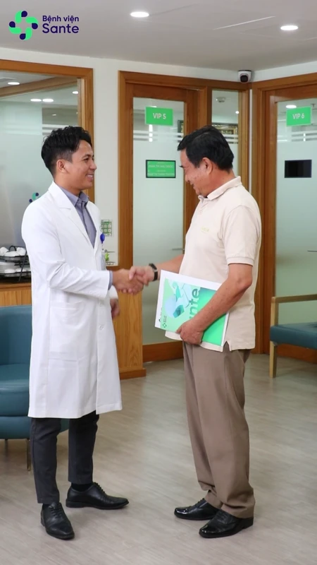 Khách hàng nam chia sẻ cảm nhận điều trị phục hình răng tại Nha khoa Bệnh viện Sante